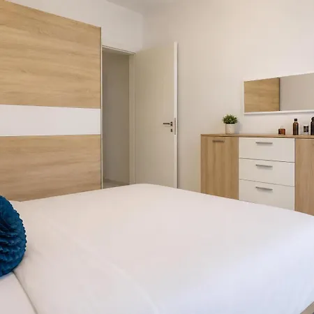 Bugibba 2-bedroom With Balconies Near The San Pawl il-Baħar
